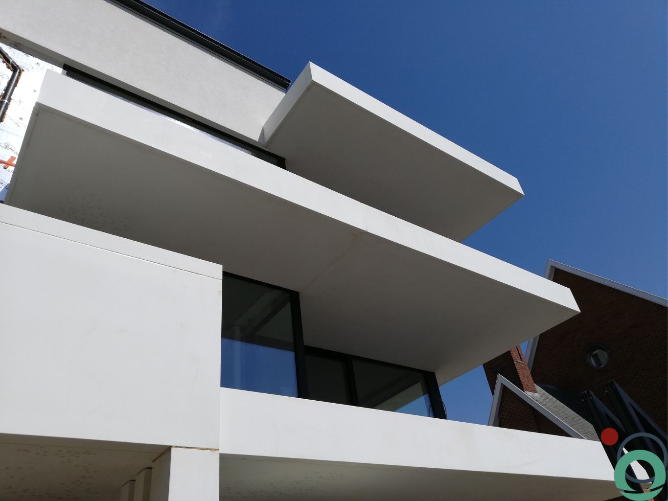 Vervuiling op wit balkon