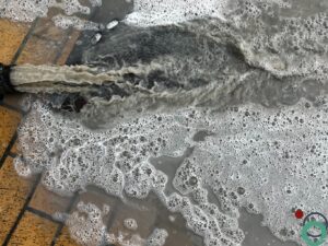 Betonvloer met egaal gereinigd oppervlak na verwijdering van vervuiling en resten
