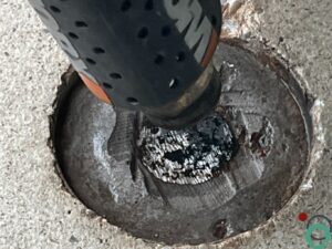 Betonreparatie in uitvoering met zichtbaar herstelwerk aan een beschadigd betonnen oppervlak