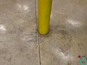 Betonvloer met egaal gereinigd oppervlak na verwijdering van vervuiling en resten