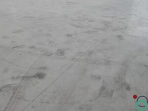 Zwarte rubbersporen zichtbaar op een betonnen vloer