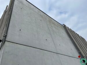 Vervuilde betongevel met zichtbare aanslag, klaar voor reiniging en bescherming