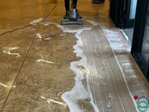 Betonvloer met egaal gereinigd oppervlak na verwijdering van vervuiling en resten