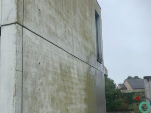 Vervuilde betongevel met zichtbare aanslag, klaar voor reiniging en bescherming