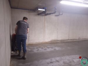 Dieptereiniging van een betonnen parkeergaragevloer met professionele apparatuur