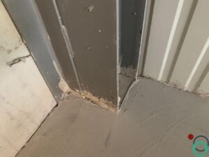 Cementspatten zichtbaar op lichte sandwichpanelen