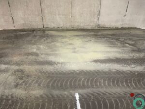 Dieptereiniging van een betonnen parkeergaragevloer met professionele apparatuur
