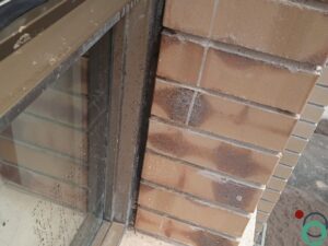 Kalk- en cementresten zichtbaar op geanodiseerd aluminium na bouwwerken