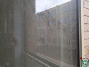 Kalk- en cementresten zichtbaar op geanodiseerd aluminium na bouwwerken