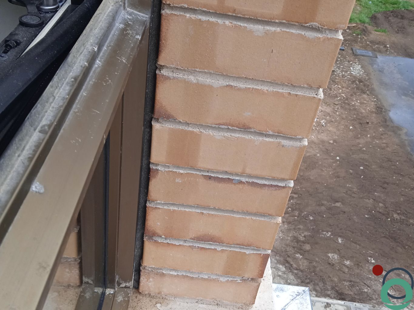 Kalk- en cementresten op geanodiseerd aluminium
