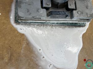 Betonvloer met egaal gereinigd oppervlak na verwijdering van vervuiling en resten