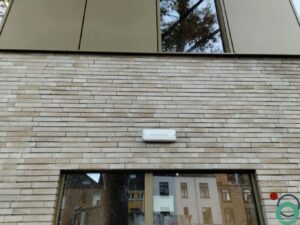 Lichte roetschade zichtbaar op een lichte bakstenen gevel onder een raam