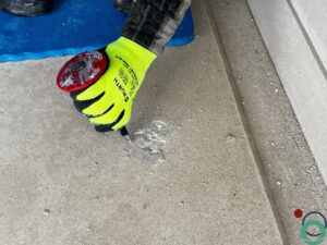 Betonreparatie in uitvoering met zichtbaar herstelwerk aan een beschadigd betonnen oppervlak