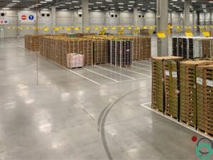 Industriële reiniging uitgevoerd in een opslagruimte voor voeding met aandacht voor hygiëne en veiligheid