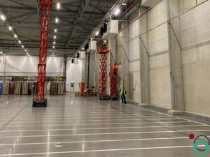 Industriële reiniging uitgevoerd in een opslagruimte voor voeding met aandacht voor hygiëne en veiligheid