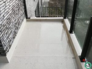 Wit balkon wordt opgefrist met een gerichte reiniging om verkleuring en vervuiling te verwijderen