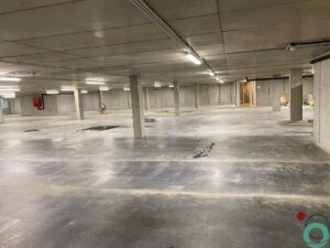 Dieptereiniging van een betonnen parkeergaragevloer met professionele apparatuur