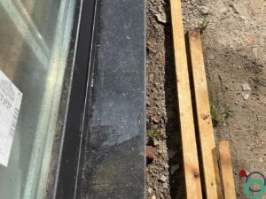 Olievervuiling wordt verwijderd van glas en blauwe steen met een gerichte reiniging