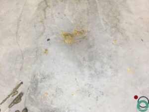 Roestvlekken op beton worden aangepakt met een specifieke reiniging om verkleuring en aantasting te verwijderen