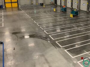 Industriële reiniging uitgevoerd in een opslagruimte voor voeding met aandacht voor hygiëne en veiligheid