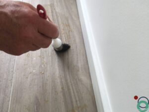 Uitgeharde PU zichtbaar op een parkettegel