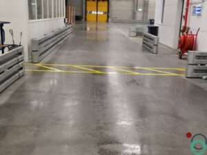 Industriële reiniging uitgevoerd in een opslagruimte voor voeding met aandacht voor hygiëne en veiligheid