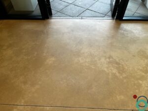 Betonvloer met egaal gereinigd oppervlak na verwijdering van vervuiling en resten