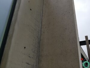 Vervuilde betongevel met zichtbare aanslag, klaar voor reiniging en bescherming