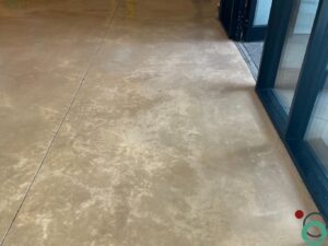 Betonvloer met egaal gereinigd oppervlak na verwijdering van vervuiling en resten