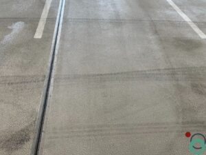 Zwarte rubbersporen zichtbaar op de vloer van een parkeergarage na intensief gebruik