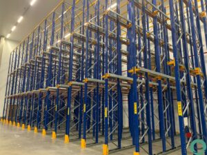 Industriële reiniging uitgevoerd in een opslagruimte voor voeding met aandacht voor hygiëne en veiligheid