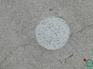 Betonreparatie in uitvoering met zichtbaar herstelwerk aan een beschadigd betonnen oppervlak