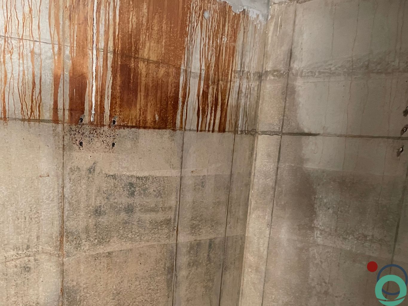 Roest op wanden van zichtbeton