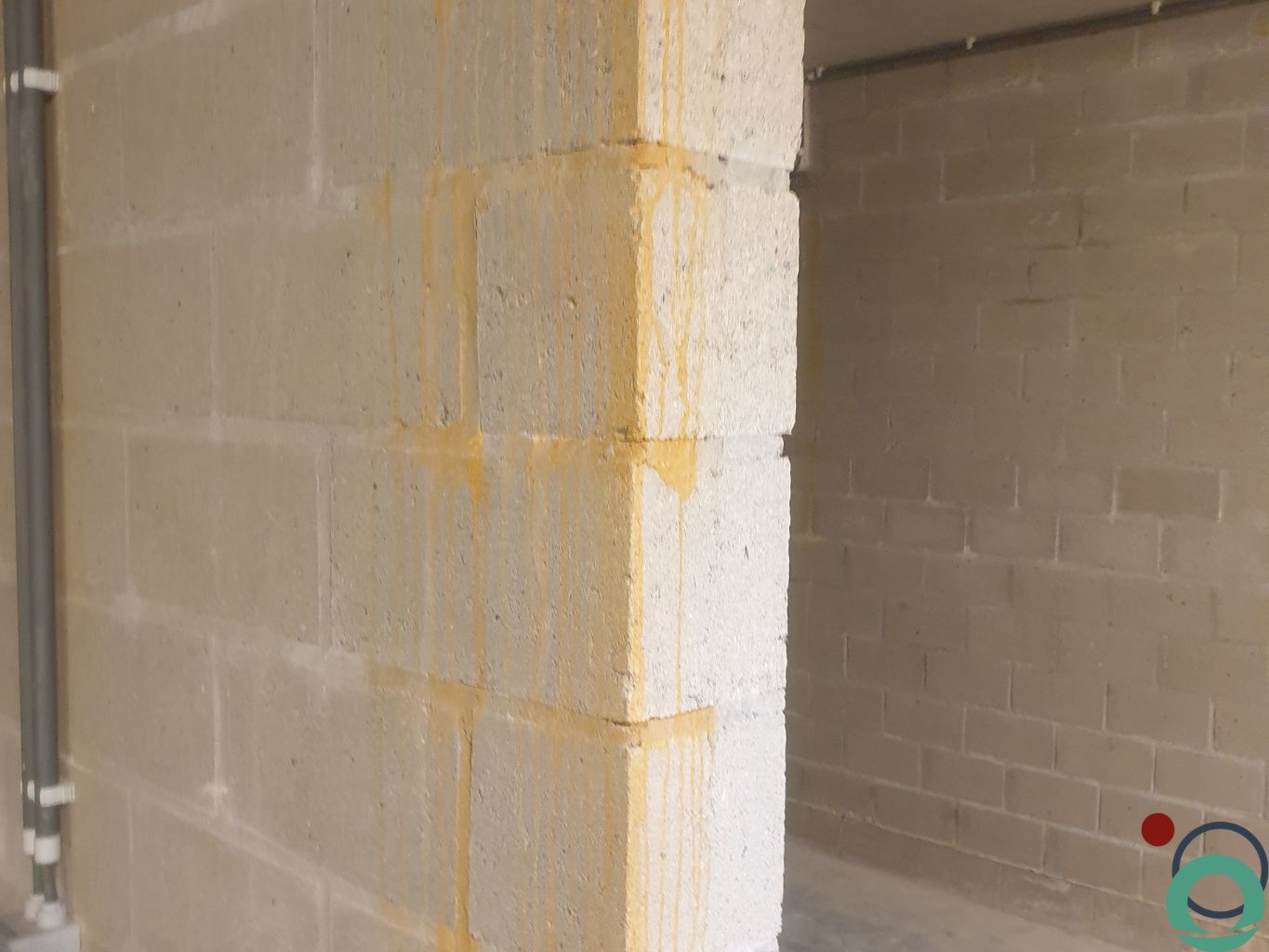 Roestwater op metselwerkmuur