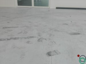 Zwarte rubbersporen zichtbaar op een betonnen vloer