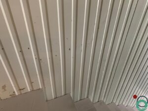 Cementspatten zichtbaar op lichte sandwichpanelen