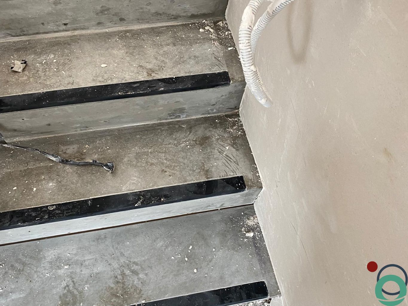 VRAAG van een klant: Plekken van tape op betontrap