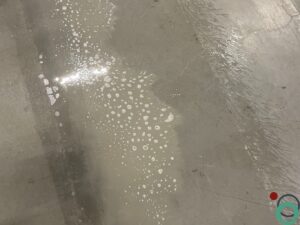 Verwijdering van stickers en lijmresten op de vloer van een fabriekshal