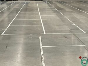 Verwijdering van stickers en lijmresten op de vloer van een fabriekshal