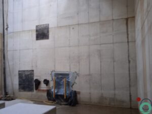 Roeststrepen lopen uit over verticale zichtbetonnen wanden in een betonnen constructie